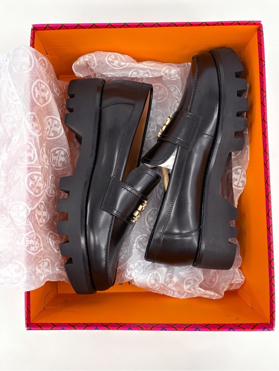 靴 TORY BURCH::MINI EVERLY CHUNKY LOAFER TORY BURCH Mini Everly Chunky Loafer Black Patent Leather Lug Sole 8.5